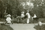 Fotoatelier K. von Hahn - Die Großfürstinnen Olga von Russland, Tatjana von Russland und Maria von Russland in dem Katharinenpark von Zarskoje Selo
