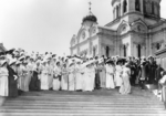 Fotoatelier K. von Hahn - Hofdamen vor der Christ-Erlöser-Kathedrale in Moskau. Feierlichkeiten anlässlich der Einweihung des Alexander III.-Denkmals