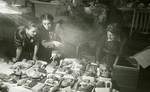 Unbekannter Fotograf - Die Schauspielerinnen des Moskauer Künstlertheaters bereiten die Geschenke für die Front vor