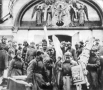 Unbekannter Fotograf - Die Beschlagnahme der Kirchenschätze des Simonow-Klosters zu Moskwa durch Rotarmisten