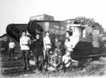 Unbekannter Fotograf - Soldaten der Freiwilligenarmee vor dem Panzer General Drosdowski