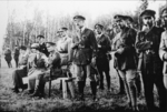 Unbekannter Fotograf - Admiral Alexander Koltschak (sitzt) und britische Offiziere an der Ostfront