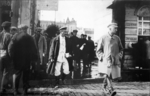 Unbekannter Fotograf - Josef Stalin, begleitet von Agenten der GPU