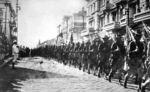 Unbekannter Fotograf - Amerikanische Truppen bei einer Parade in Wladiwostok, vor einem von der Tschechoslowakischen Legion besetzten Gebäude