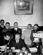 Unbekannter Fotograf - Außenminister Wjatscheslaw Molotow beim Abschluss des Nichtangriffspaktes am 24. August 1939 (Im Bild stehend: Joachim von Ribbe
