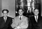 Unbekannter Fotograf - Atomphysiker und Nobelpreisträger Cecil Frank Powell (1903-1969) mit russischen Physiker Sergei Wernow und Nikolai Dobrotin