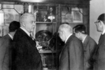 Unbekannter Fotograf - Dmitri Skobelzyn präsentiert Geräte von Lebedew dem Atomphysiker Niels Bohr