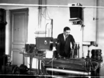 Unbekannter Fotograf - Dmitri Skobelzyn während der Arbeit mit Compton-Effekt