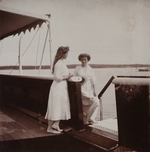 Unbekannter Fotograf - Die Großfürstinnen Olga von Russland und Maria von Russland auf der Jacht Standart