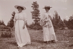 Unbekannter Fotograf - Anna Alexandrowna Wyrubowa (links), Hoffräulein und engste Vertraute der Zarin Alexandra Fjodorowna