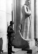 Unbekannter Fotograf - Wehrmacht und Stalin (Russische Stadt während der deutschen Besetzung )
