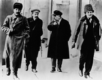 Unbekannter Fotograf - Josef Stalin, Alexei Rykow, Lew Kamenew und Grigori Sinowjew