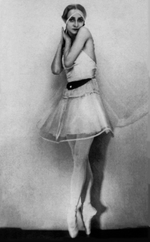 Unbekannter Fotograf - Olga Spessiwzewa im Ballett La Chatte von H. Sauguet