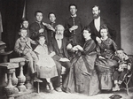 Fotoatelier S. Issakowitsch - Die Familie des Schriftstellers Anton Tschechow (zweiter von links). Taganrog