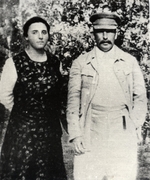 Unbekannter Fotograf - Josef Stalin mit seiner zweiten Frau Nadeschda Allilujewa (1901-1932)