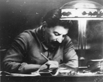 Unbekannter Fotograf - Josef Stalin in seinem Arbeitszimmer im Kreml