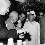 Unbekannter Fotograf - Nikita Chruschtschow, Vizepräsident Richard Nixon und PepsiCo Chef Donald Kendall auf der historischen U.S. Ausstellung in Moska
