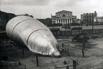 Unbekannter Fotograf - Gasballon vor dem Bolschoi-Theater in Moskau. 1942