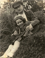 Unbekannter Fotograf - Chef des NKWD Lawrenti Beria mit Josef Stalins Tochter Swetlana Allilujewa