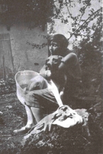 Unbekannter Fotograf - Marina Zwetajewa mit Hund. Savoyen