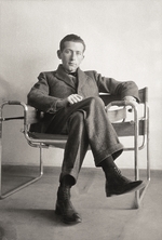 Unbekannter Fotograf - Marcel Breuer im Wassily Stuhl