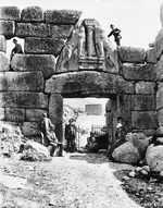 Unbekannter Fotograf - Wilhelm Dörpfeld und Heinrich Schliemann am Löwentor von Mykene
