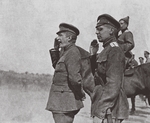 Unbekannter Fotograf - Chef der Übergangsregierung Alexander Fjodorowitsch Kerenski (links) an der Front