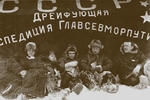 Unbekannter Fotograf - Iwan Papanin, Jewgeni Fjodorow, Pjotr Schirschow and Ernst Krenkel auf der Eisdriftstation Nordpol-1