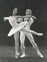 Unbekannter Fotograf - Natalja Bessmertnowa und Alexander Godunow im Ballett Schwanensee