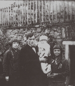 Unbekannter Fotograf - Marina Zwetajewa mit Ehemann und Kinder. Prag, 1925