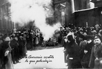 Unbekannter Fotograf - Die Verbrennung der Zarenwappen in Petrograd. 1. Mai 1917
