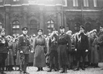 Unbekannter Fotograf - Erstes Frauen-Todesbataillon verteidigt das Winterpalais