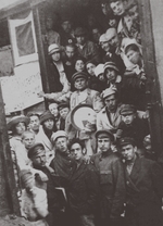 Unbekannter Fotograf - Die Gruppe UNOWIS in Witebsk am 5. Juni 1920