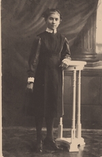 Unbekannter Fotograf - Gymnasiastin