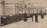 Unbekannter Fotograf - Die Polizei bewacht eine Brotschlange. März 1917