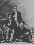 Unbekannter Fotograf - Von-Meck-Trio. Wladyslaw Pachulski (stehend) mit Pjotr Daniltschenko und Claude Debussy (sitzend)