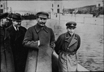 Unbekannter Fotograf - Nikolai Jeschow zusammen mit Stalin und Molotow am Ufer des Moskau-Wolga-Kanals