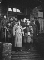 Unbekannter Fotograf - Leo Trotzki und seine Leibwächter