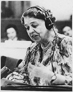 Unbekannter Fotograf - Eleanor Roosevelt spricht bei den Vereinten Nationen im Juli 1947