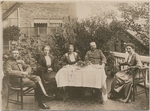 Unbekannter Fotograf - Hindenburg und seine Familie am Teetisch