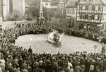 Unbekannter Fotograf - Das brennende Inventar der Synagoge auf dem Marktplatz von Mosbach am 10. November 1938