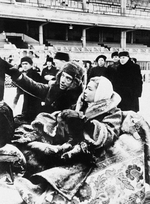 Unbekannter Fotograf - Yves Montand und Simone Signoret während des Besuchs in Russland am 5. Januar 1957