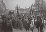 Unbekannter Fotograf - Demonstration anlässlich des 1. Jahrestages der Großen Sozialistischen Oktoberrevolution vor dem Hotel Metropol in Moskau