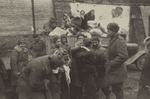 Unbekannter Fotograf - Treffen der Sowjetischen Soldaten mit ihren Landsleuten, ehemaligen Zwangsarbeitern, die sich auf der Heimfahrt befinden