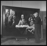 Unbekannter Fotograf - Han van Meegeren malt Jesus unter den Schriftgelehrten