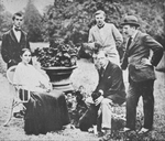 Unbekannter Fotograf - Natalja Gontscharowa, Leonide Massine, Léon Bakst, Michail Larionow und Igor Strawinski in Lausanne