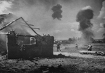 Unbekannter Fotograf - Soldaten der Roten Armee auf einem Schlachtfeld bei Charkow, 1942