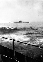 Unbekannter Fotograf - Das deutsche U-Boot U 210 vom HMCS Assiniboine aus gesehen, 6. August 1942