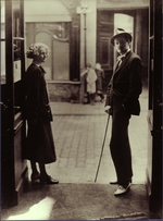 Unbekannter Fotograf - James Joyce und Sylvia Beach vor Shakespeare and Company in Paris