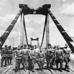 Unbekannter Fotograf - Sowjetische Soldaten auf der Brücke über den Donaukanal in Wien, 1945